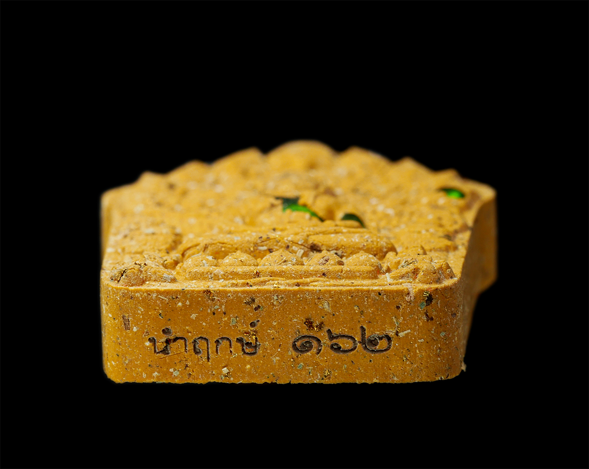 7Jan2026 (117)ap.jpg - พระขุนแผนหลังหนุมานเชิดธง หลวงปู่หมุน วัดบ้านจาน รุ่นแรก พรายแก้วมณีนาคา เนื้อผงพุทธคุณ ผงว่าน เกศา ผงตะไบทองชนวน ฝังพลอยเสกสีเขียวเนี่ยวทรัพย์  ปี256 [..] | https://kamulet.in.th